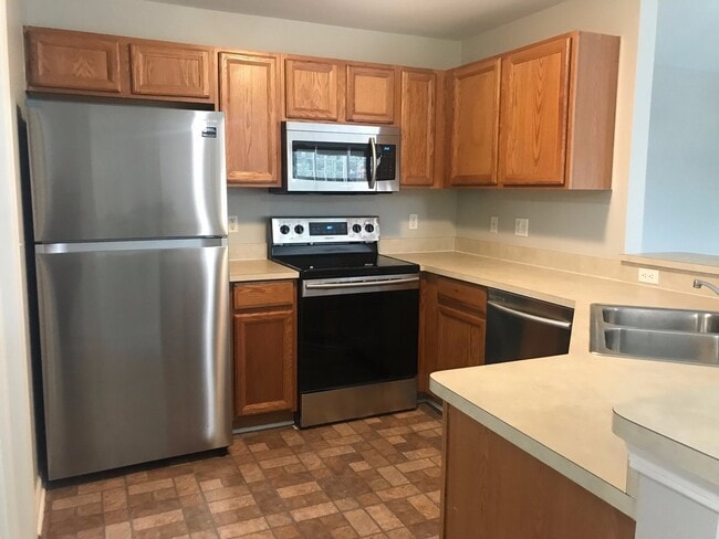 Building Photo - Sharp 2 bedroom, 2 bath upper condo in Nottingham  Cove sub for lease $1700 a month.