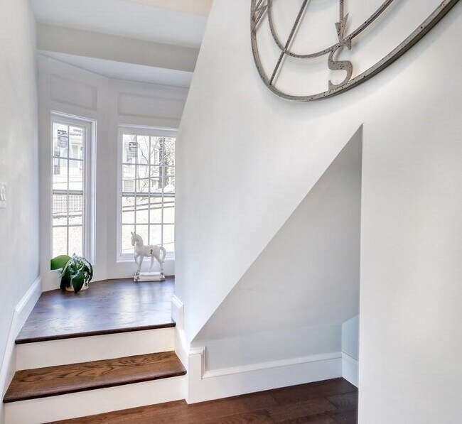 Building Photo - 7 Hillside Ave