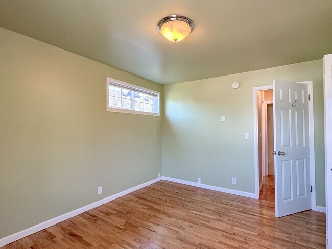 Building Photo - 356 N 77th St