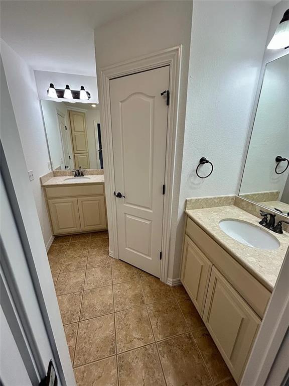 Building Photo - 600 N Tennyson Ln