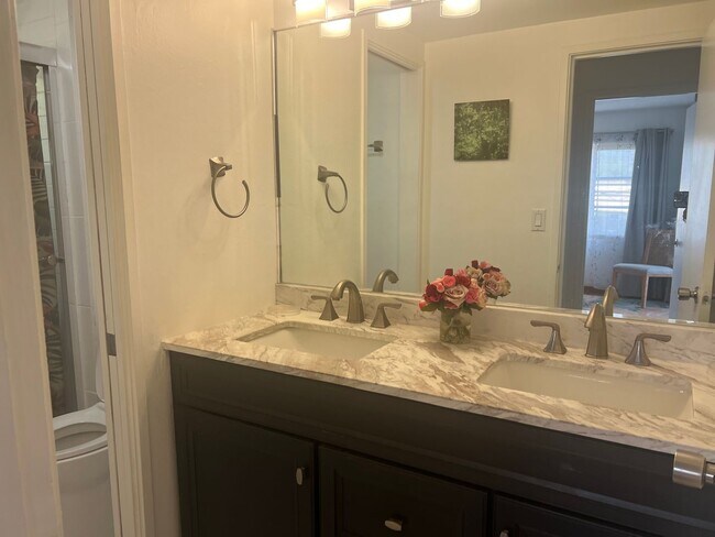Building Photo - Charming 2-Bedroom, 2-Bath Condo at Royal ...