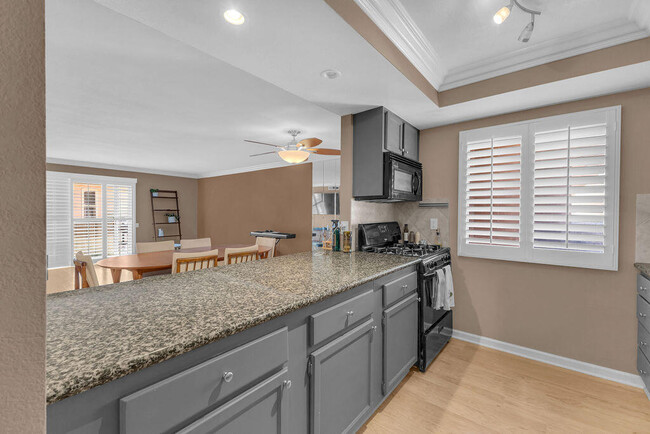 Building Photo - 400 N Sunrise Way