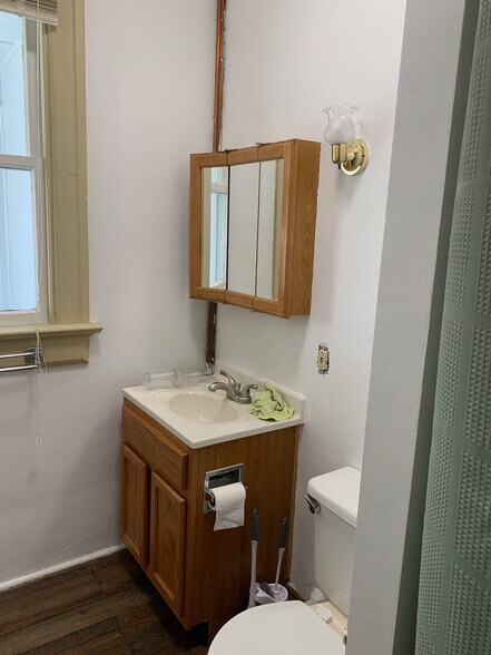 Building Photo - 800 W Broadway St