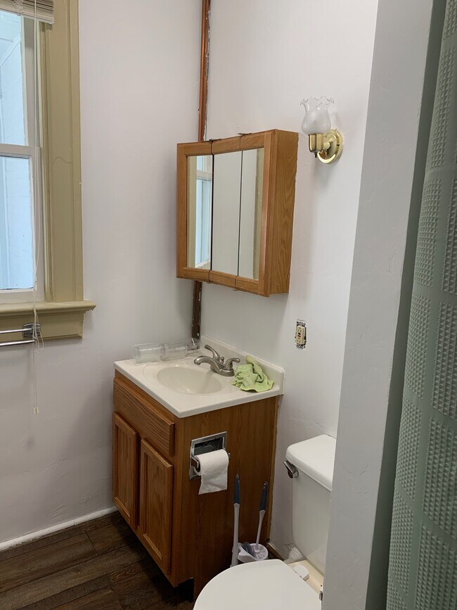 Building Photo - 800 W Broadway St