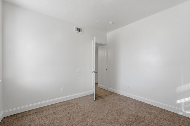 Building Photo - 541 27th St