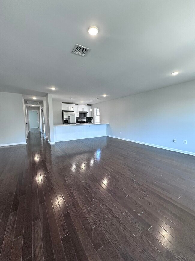 Building Photo - 111-111 Trask Ave