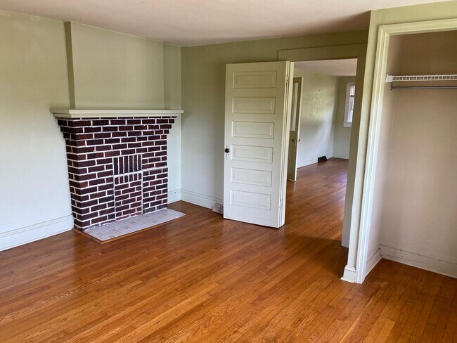 Building Photo - Woodfin - 1920's Cottage