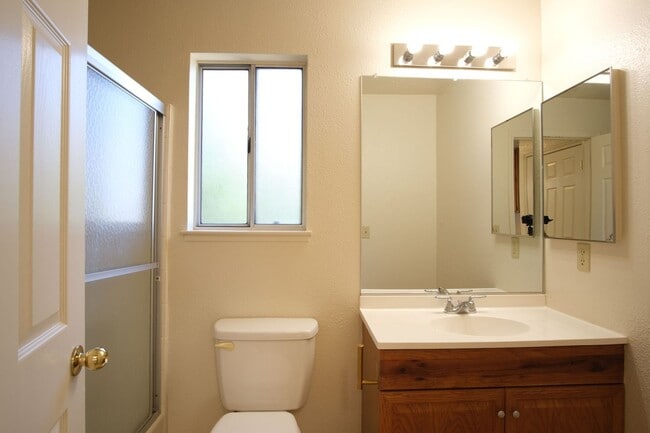 Building Photo - 3 Bedroom 3 bath home in Modesto
