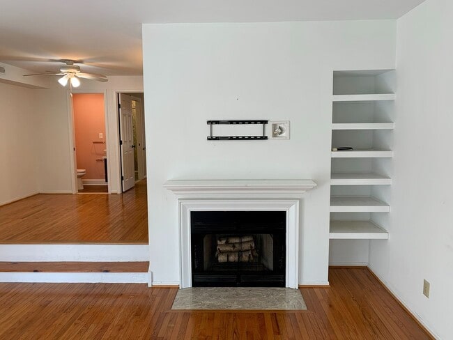 Building Photo - Gorgeous 2-Bedroom Townhome Near the Art Museum! One-Car Garage Included!