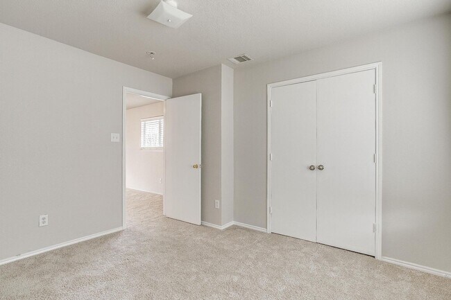 Building Photo - Ready for New Tenants- Large 3 bed, 2.5 bath in West Fort Worth- 76108