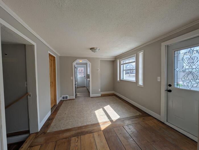 Building Photo - 140 Park St E