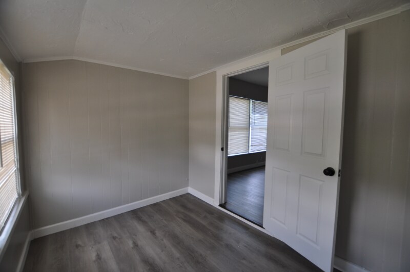 Building Photo - 914 23rd St W