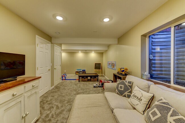 Building Photo - Stunning Upgraded 5BR 4BA Lafayette Home Near Coal Creek Trail & Hwy 287**