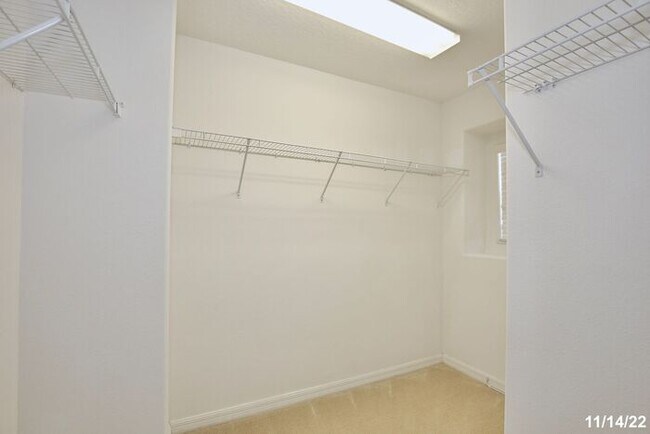 Building Photo - Beautiful 3/2.5 Spacious Townhome with a 2...