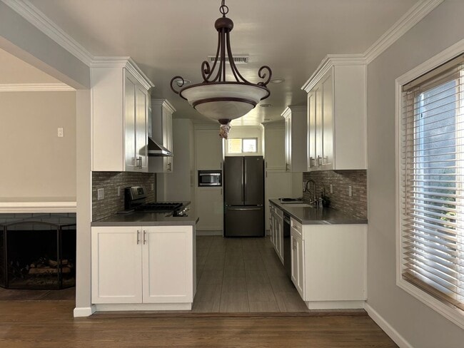 Building Photo - La Crescenta 3 bedroom 2 bath updated home.