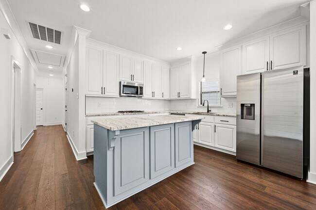 Building Photo - 4 bedroom, 2 bath home in the heart of Cen...
