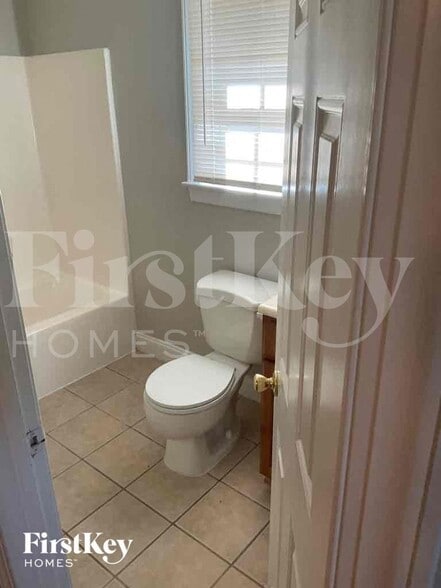 Building Photo - 811 Willow Ln