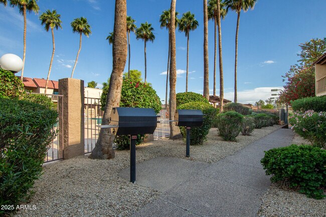 Building Photo - 8649 E Royal Palm Rd