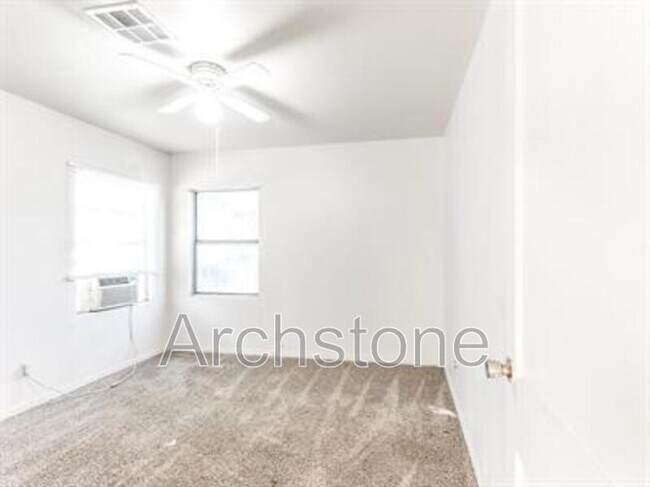 Building Photo - 1004 Sandra Dr