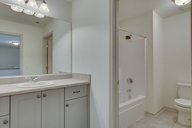 Building Photo - Beautiful End Unit Townhouse