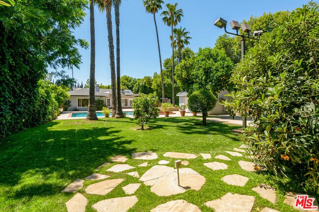 Building Photo - 8760 White Oak Ave