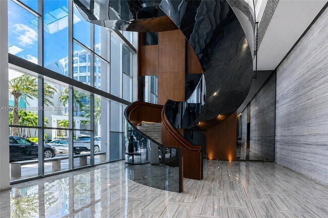 Building Photo - 1300 Brickell Bay Dr