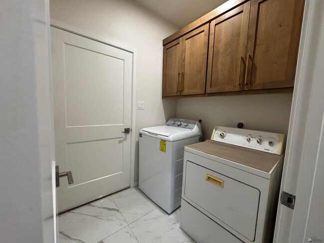 Building Photo - 4706 E Ortega St