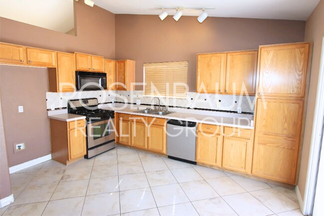 Building Photo - Charming 4-beds, 2-baths home in Wildflowe...
