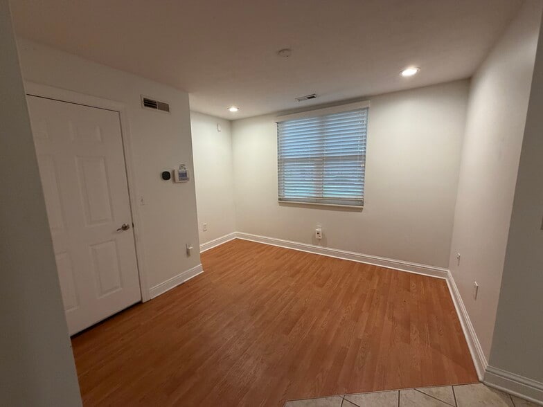 Building Photo - 1400 Lower Green Cir