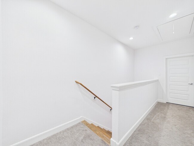 Building Photo - 2711 Clinton Dr