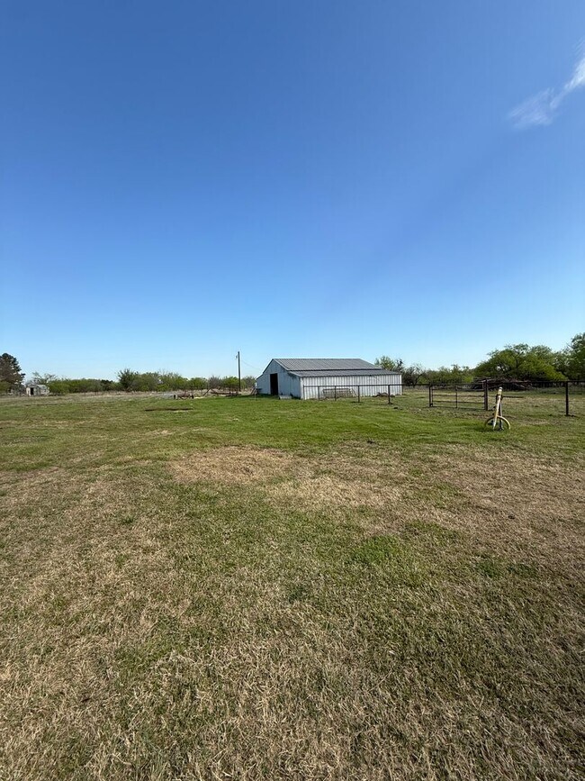 Building Photo - Acreage - HORSE PROPERTY - NO WATER BILL Peaceful Country Living
