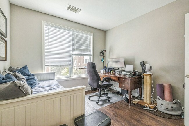 Building Photo - Beautiful 2 Bedroom, 2 Bath Condo In The H...
