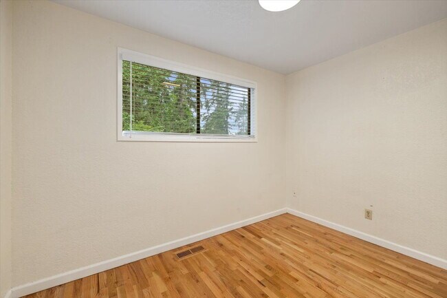Building Photo - Spacious 3 bed 2.5 bath in Eastgate neighborhood.