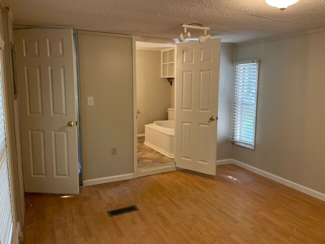 Building Photo - 3 BEDROOM 2 BA SINGLEWIDE  MOBILE HOME W R...