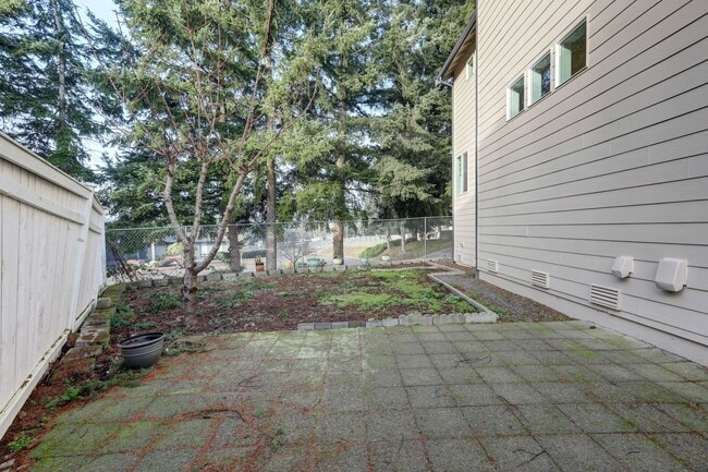 Building Photo - Well Maintained House Tucked Away on Dead-End Street Available!