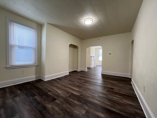 Building Photo - Updated 2BR Townhome with office & parking spot!