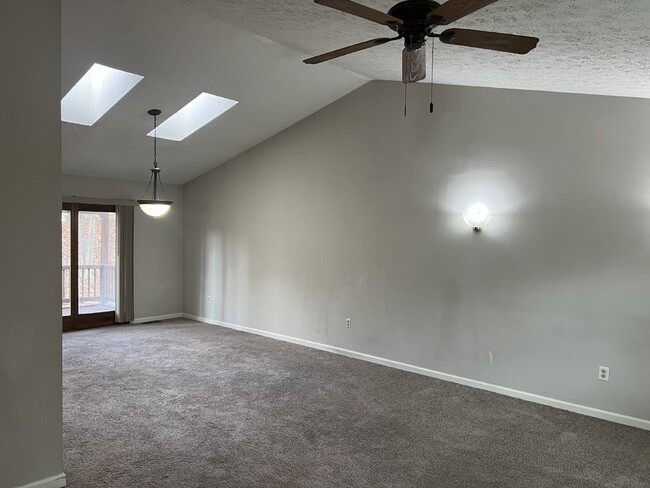 Building Photo - Charming Split Foyer with Spacious Layout ...