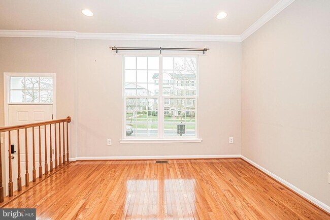 Building Photo - SPACIOUS 3 LEVEL TOWNHOUSE IN CLARKSBURG