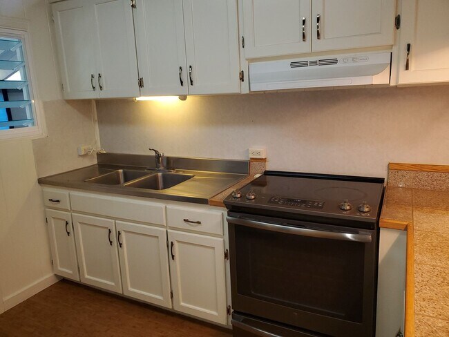 Building Photo - Spacious 2-bedroom, 1-bathroom unit with 1 covered parking stall!