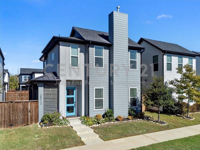 Primary Photo - Beautifully Designed 3/2.5/2 Home in Fort ...