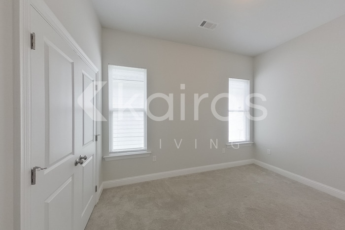 Building Photo - 4816 W Dacha Ln