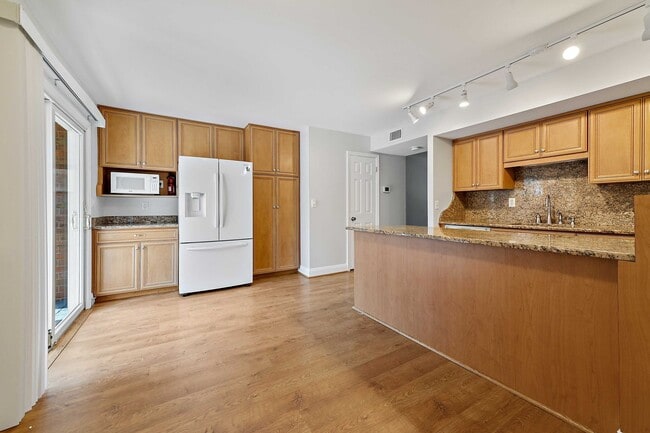 Building Photo - Ready Now! 3 bedroom Townhouse in Annapolis!