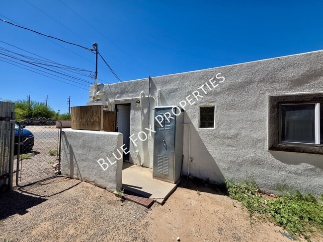 Building Photo - 3401 E Bermuda St