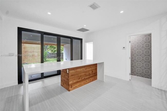 Building Photo - 1430 Michigan Ave