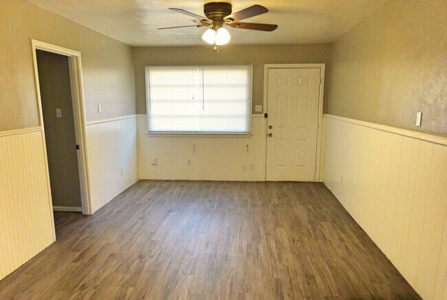 Building Photo - Duplex Located Near Take-Out, Park, & Clos...