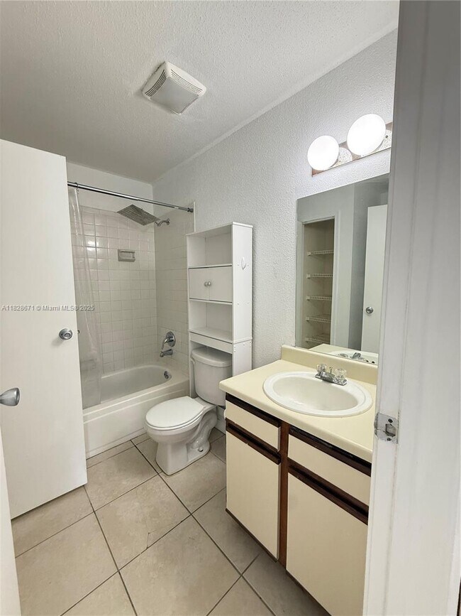 Building Photo - 833 Riverside Dr