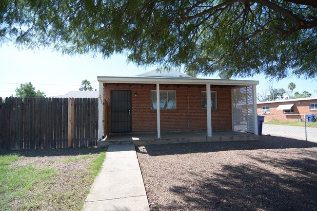 Building Photo - Updated 2 Bedroom 1 Bath Home! Great Centr...