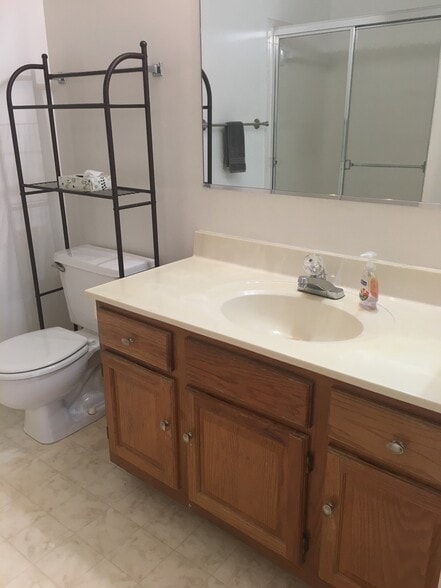 Hall Bath - 244 S Reynolds St