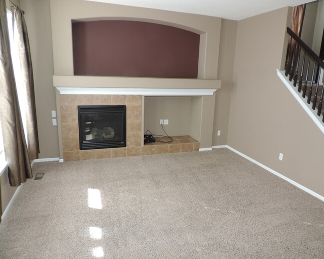 Building Photo - Conservatory 4 Bedroom Home (Available Imm...