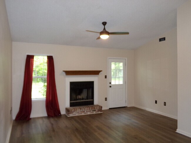 Building Photo - 127 Village Ct
